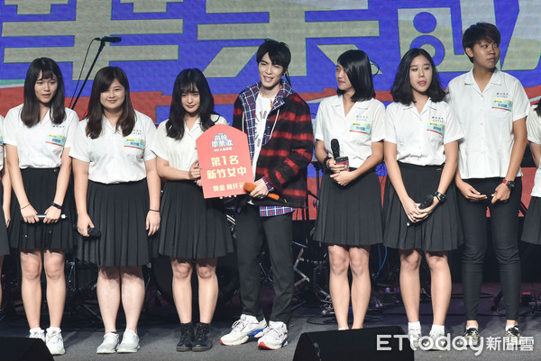 蕭敬騰頒發第一名人氣MV獎給新竹女中。(photo by ETtoday 提供)