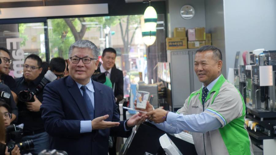 全家便利商店總經理薛東都與台新銀行總經理尚瑞強解說數位與金融科技服務。(photo by 蔣濬浩/醒報記者)