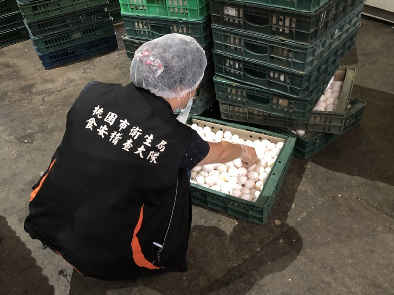 農委會簡任技正李宜謙15日坦言,蛋殼破裂但內膜完整的雞蛋卻沒有規範「不能食用」,也不保證裂蛋沒有染菌的風險。(photo by 蔡岳宏/台灣醒報)