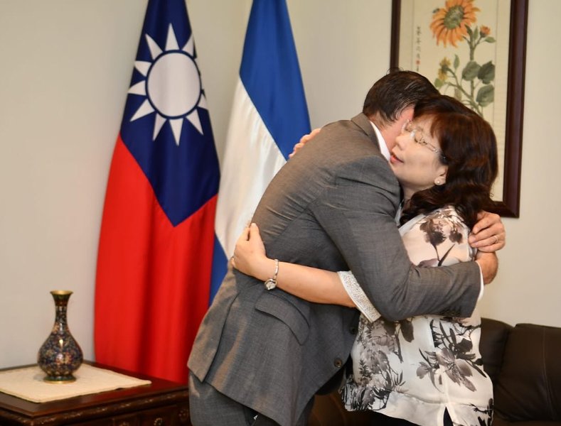 首都聖薩爾瓦多市長與我國駐薩國大使謝妙宏合影,並批評台薩斷交不會幫助薩國人民(photo credit by Ernesto Muyshondt推特帳號)
