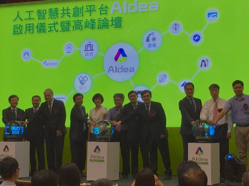 人工智慧平台AIdea啟用,由左而右產、官、學三方同台,期待未來能在人工智慧發展上合作無間,達到最大效益。(photo by台灣醒報/陳恩潔)