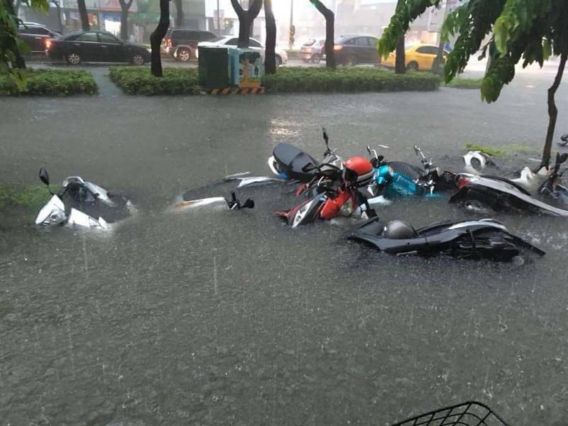 熱帶性低氣壓23日凌晨從屏東登陸,給中南部地區帶來豪雨災情。(photo by 醒報資料庫)