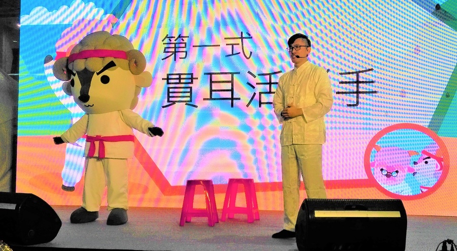 教育部26日舉辦「慶祝祖父母節」活動,帶領台下長輩進行「武林學孝」APP遊戲。(photo by 蔡岳宏/台灣醒報)