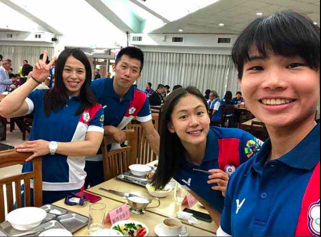 小戴在亞運團出征前,在Instagram與選手們的合照。(photo by 戴資穎IG)