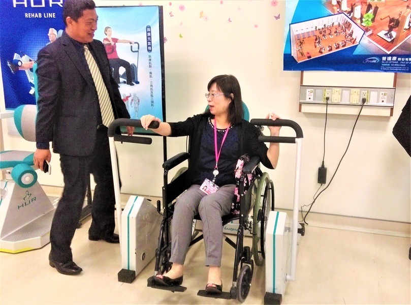 新北市聯醫10日舉辦「失智社區關懷據點『陽光學堂』」記者會,記者體會延緩失能的運動設施。(photo by 蔡岳宏/台灣醒報)