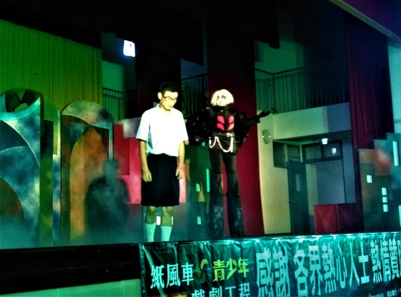 紙風車劇團11日在弘道中學演出《少年浮士德》反毒劇。(photo by 蔡岳宏/台灣醒報)