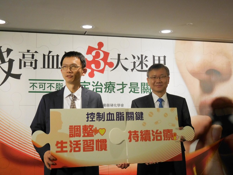 葉宏一(左)和李貽恆(右)呼籲持續治療是控制血脂的關鍵 。(photo by 謝明晏 台灣醒報)