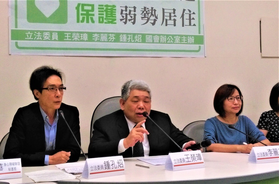 民進黨立委王榮璋(中)、李麗芬(右)、鍾孔炤(左)12日,召開「房屋稅條例修法」記者會。(photo by 蔡岳宏/台灣醒報)
