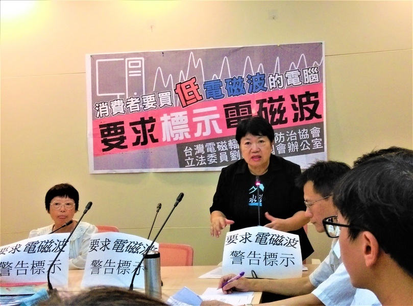 台灣電磁輻射公害防治協會12日於「要求電腦標示電磁波」記者會,公布電腦電磁波的實測結果。(photo by 蔡岳宏/台灣醒報)