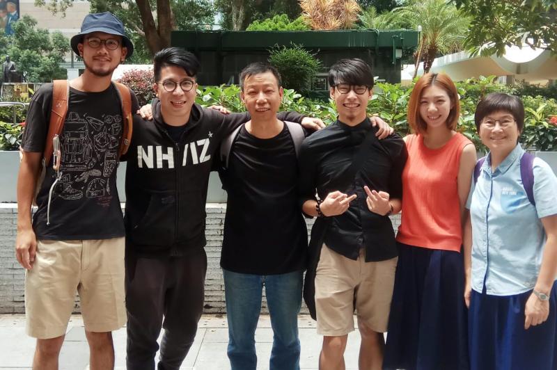 梁曉暘(右三)在終審判決後,與家人朋友一同拍照,左一為梁母。 (photo by 時代論壇)