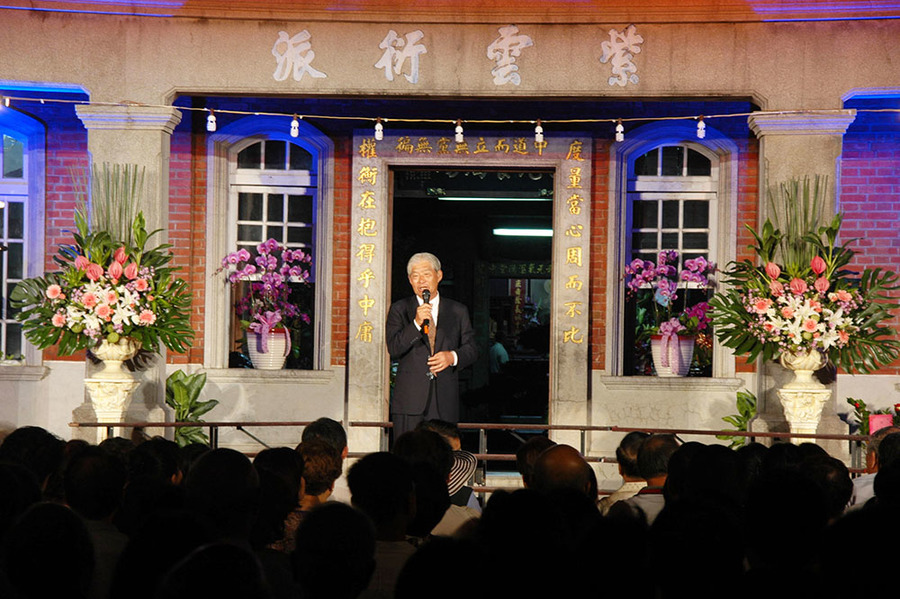 黃崑虎古厝音樂會今年邁入第21週年的,主辦除了總統府國策顧問黃崑虎(圖中),還有台南市代理市長李孟諺,及文化局長葉澤山列名。(黃崑虎提供)