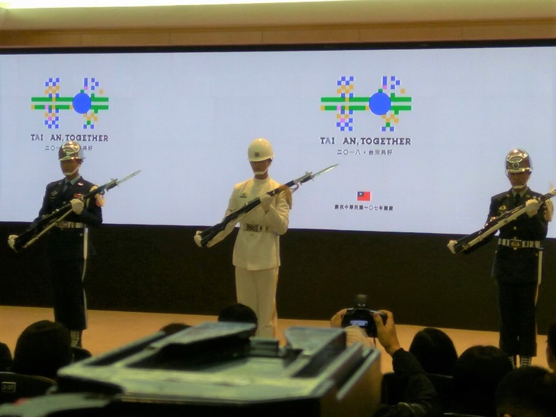 籌備委員會記者會上,三軍儀隊表演操槍(photo by 張朝瑋/台灣醒報)
