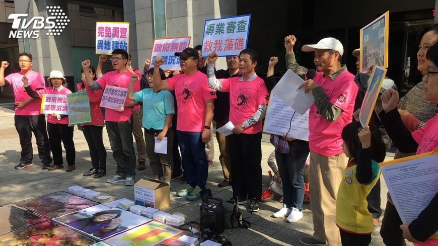 觀塘環境影響評估案,在不少環委拒絕出席下,勉強通過。圖為先前民眾的抗議。(電視截圖)