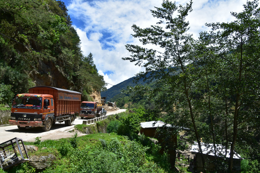 不丹境內森林綠地多,成為全球唯一負碳國家。(Photo by Richard Mortel on Flicker under Creative Commons license)