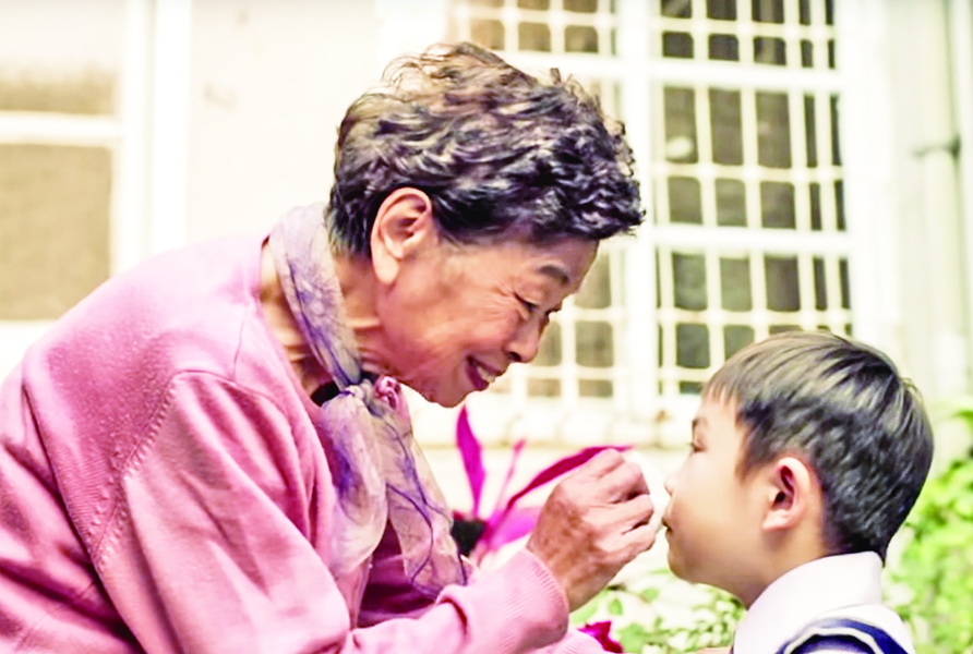 祖父母會對孫子比較寬容,因為祖父母已經有帶過孩子長大的經驗。(photo by 網路截圖)