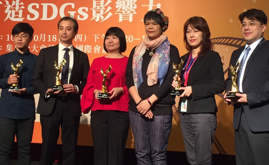 CSR影響力頒獎典禮獲優等獎的台灣企業合影。(photo by許嘉琪/台灣醒報)