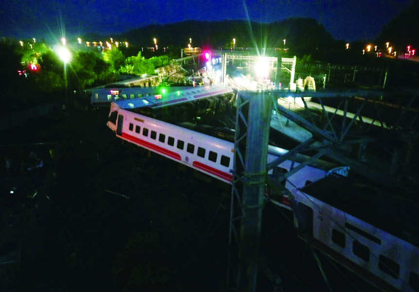 台鐵普悠瑪列車21日於冬山至蘇新間東正線發生嚴重出軌事故。(photo by 台鐵提供)