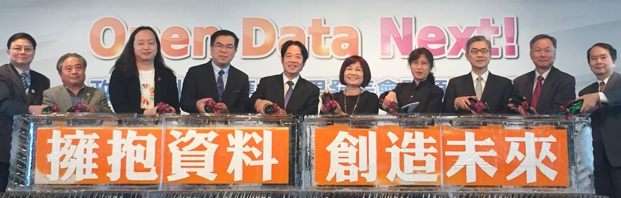 與會嘉賓將紅酒倒入冰磚,象徵啟動「開放資料」新未來。(photo by許嘉琪/台灣醒報)