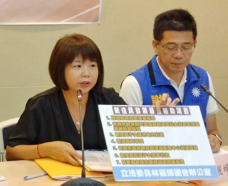 立委林麗蟬表示,新住民發展基金一旦消失、不足,新住民將缺乏社會保障。(照片左起)林麗蟬、謝立功。 (photo by 林麗蟬立法委員辦公室)