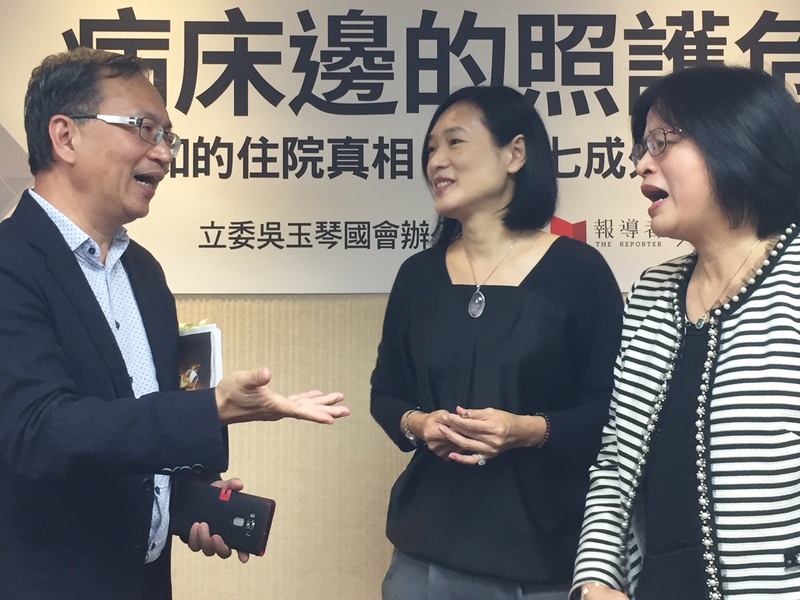 衛福部次長薛瑞元(左)、《報導者》副總編輯楊惠君(中)、立委吳玉琴(右),討論全責照護的可行性。(photo by許嘉琪/台灣醒報)