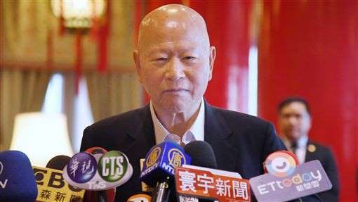 許信良認為,如果中國不改變自己的想法態度,將被世界孤立。(電視截圖)
