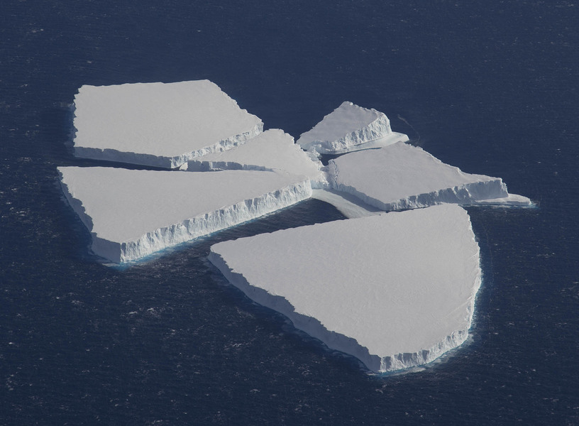 圖為派恩島冰川附近的冰山。(Photo by NASA ICE on Flicker under Creative Commons license)