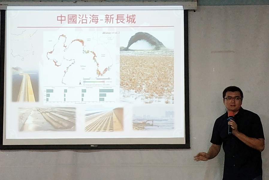 中華民國野鳥學會指出,中國新長城的存在威脅候鳥的遷徙與生存。(photo by 張朝瑋/台灣醒報)