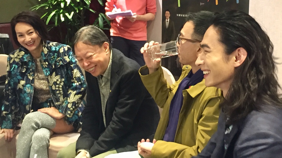 《翠絲》劇中演員惠英紅(左一)、袁富華(右二)、黃河(右一)與監製舒琪(左二)笑聊拍戲點滴。(photo by許嘉琪/台灣醒報)