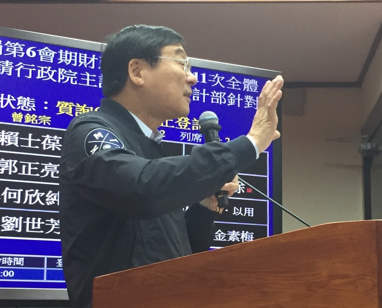 國民黨立委曾銘宗大力砲轟國安局侵犯台灣言論自由。(photo by許嘉琪/台灣醒報)