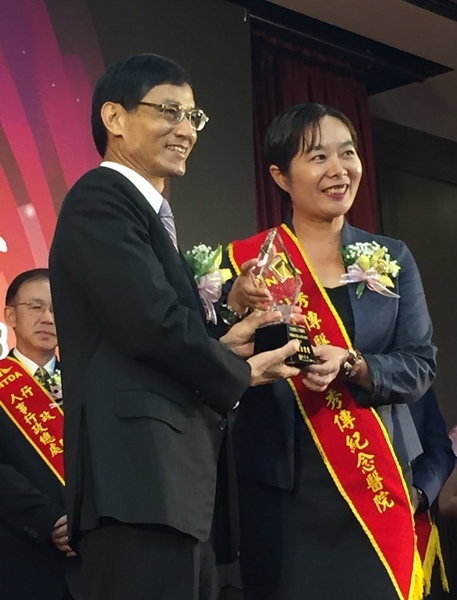 圖說:行政院政務委員林萬億(左)親自到場頒發「國家人才發展獎」。(photo by許嘉琪/台灣醒報)