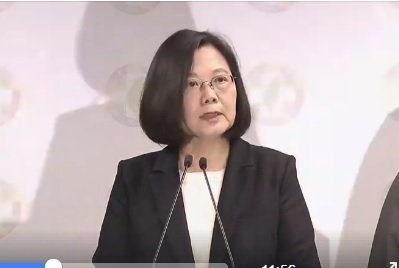 總統蔡英文24日晚間承認敗選,辭去黨主席,但仍悍然表示,「一場選舉的成敗,不能讓我們停下腳步,...對的事,還是要繼續做。」(蔡英文臉書)
