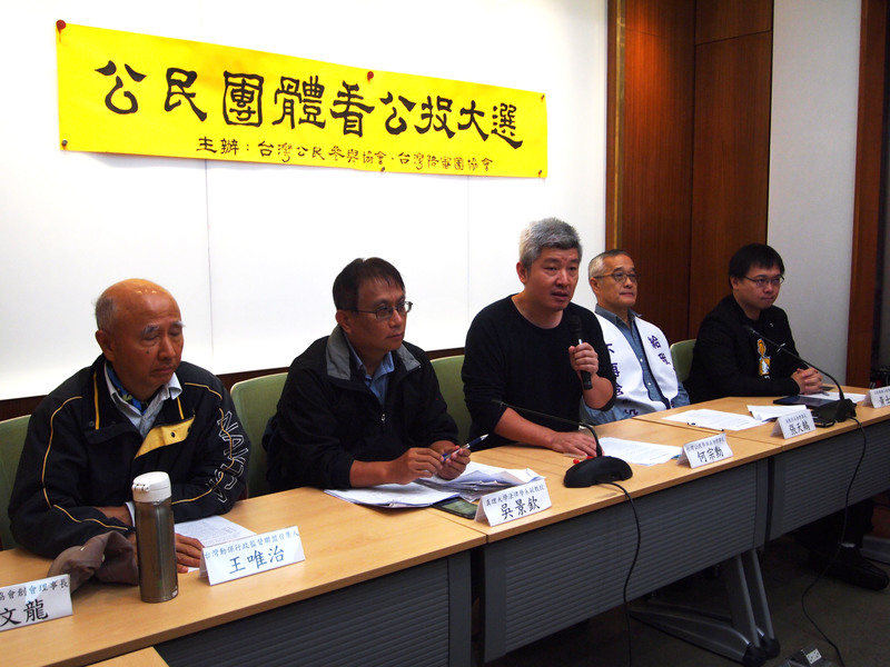 台灣公民參與協會理事長何宗勳(中)表示,這次「投票之亂」是人為因素,中選會應全體下台,並全面進行檢討改革。(photo by 李牧權/台灣醒報)