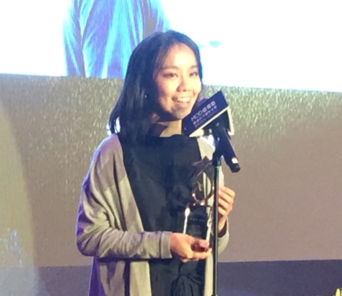 社會組優選作品「張玉紅蛋」導演受獎感謝工作人員和家人的支持。(photo by許嘉琪/台灣醒報)