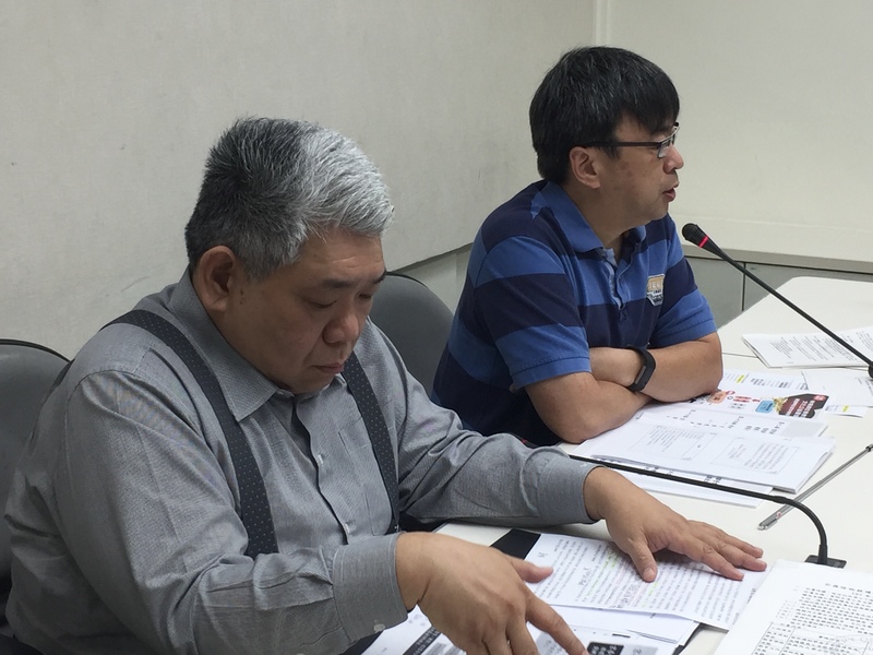 民進黨立委王榮璋(左)、段宜康(右)4日召開記者會,質疑NCC(國家通訊傳播委員會)透過條件交換,許可宏泰集團透過教育信託基金投資媒體產業。