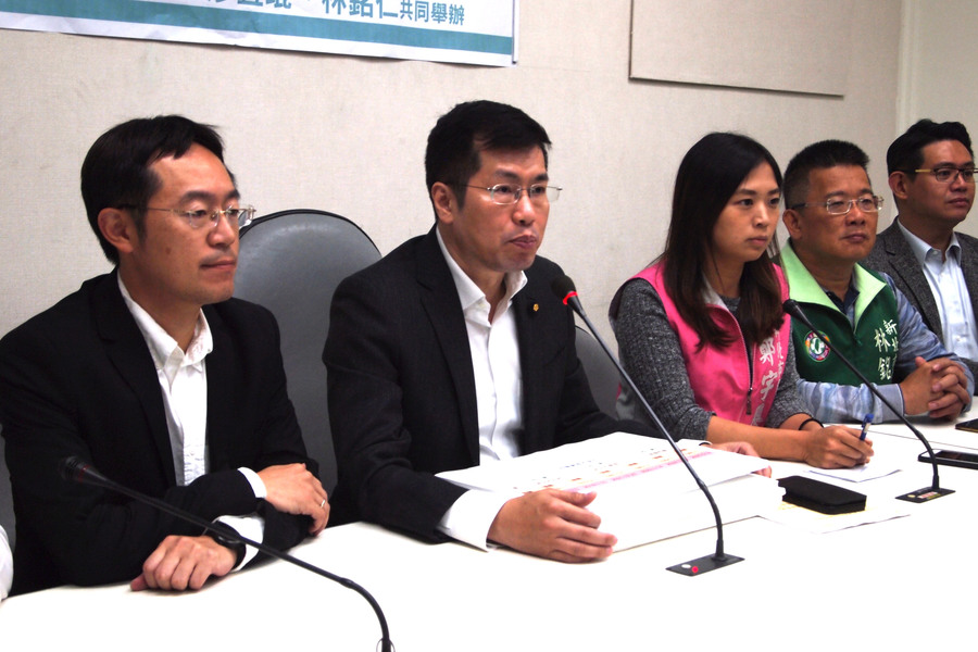 民進黨立委羅致政(中)與李坤城(左)、鄭宇恩(右二)、林銘仁(右一)等新北市民進黨籍議員 5日召開記者會,要求要求市長朱立倫與準市長侯友宜就核電問題進行表態。(photo by 李牧權/台灣醒報)