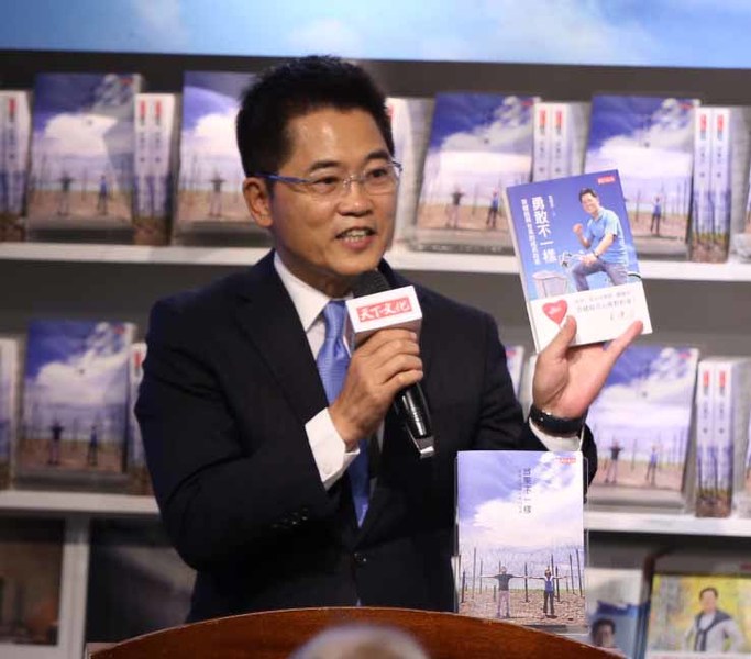 台東縣長黃健庭縣長繼《勇敢不一樣》,再寫的經營台東的書《台東不一樣》。(天下文化提供)