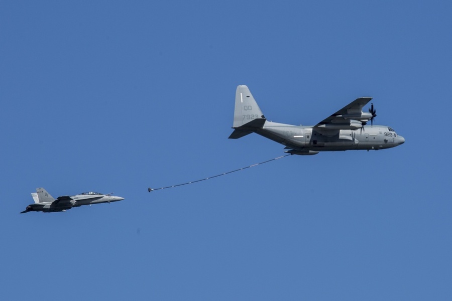 圖說:美國一架F-18在日本外海進行加油任務時與為其加油的KC-130空中加油機相撞,至截稿為止已救起一人。(photo by 美國海軍陸戰隊)