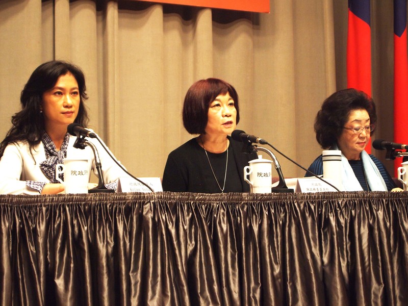行政院發言人Kolas Yotaka(左)、國發會主委陳美伶(中)、教育部次長范巽綠(右)6日於行政院會後記者會上公佈,將以推動雙語國家為政府未來重大政策,並啟動發展藍圖,落實2030年台灣成為雙語國家之願景。(photo by 李牧權/台灣醒報)