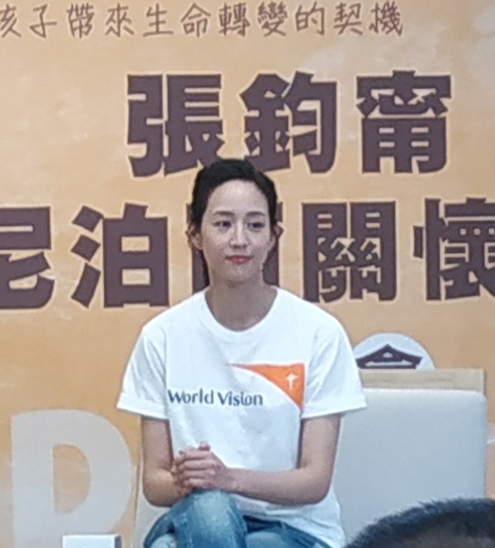 張鈞甯在記者會上分享參訪尼泊爾偏遠地區心得,呼籲民眾重視弱勢家庭問題。(photo by 張朝瑋/台灣醒報)