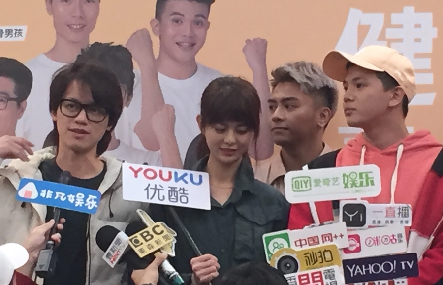 HOW HOW(左)被追問生孩子的計畫,不忘宣傳反毒觀念。(photo by許嘉琪/台灣醒報)