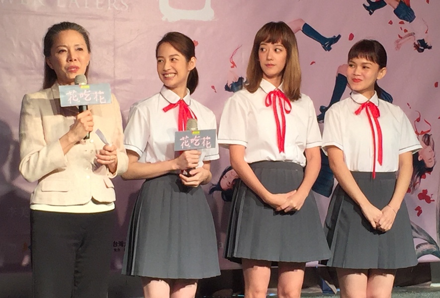 導演丁乃箏(左一)帶領《花吃花》劇組演員簡嫚書(左二)、孟耿如(右二)、李劭婕(右一)出席宣傳記者會。(photo by許嘉琪/台灣醒報)