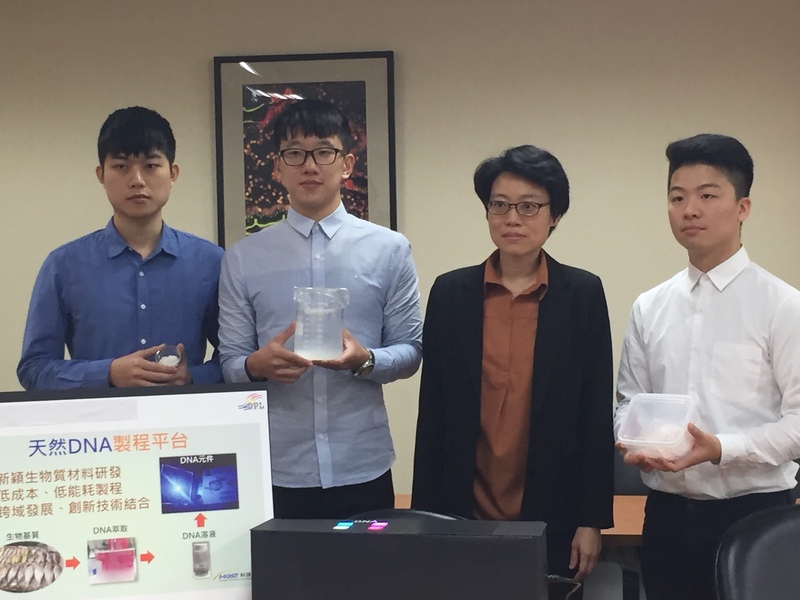 由清大光電所副教授洪毓玨所帶領的研究團隊開發出「光感DNA奈米複合物技術」,獲得國際肯定。(photo by許嘉琪/台灣醒報)