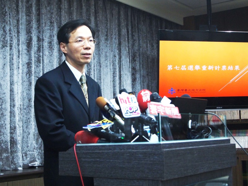 台北地方法院12日正式公布台北市市長選舉驗票結果,丁守中仍以3567票之差落敗,更比原始票數少了470票。(photo by 李牧權/台灣醒報)