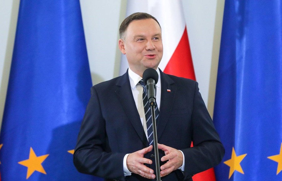 波蘭總統杜達17日簽署新法令,讓原本被迫退休的大法官復職。(photo credit by Andrzej Duda臉書帳號)
