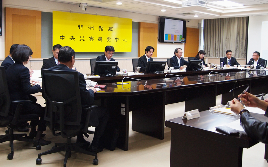 行政院長賴清德18日主持非洲豬瘟中央災害應變中心首次跨部會聯繫工作會報,並要求各部門盡力嚴陣以待,做好防治工作。(photo by李牧權/台灣醒報)