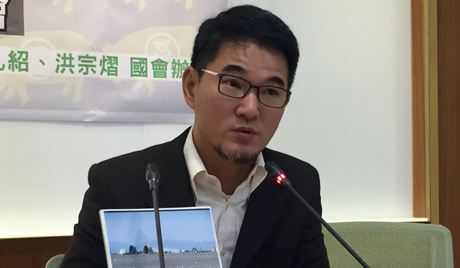 民進黨立委劉建國提出宜蘭斃死豬問題,呼籲政府加強海上查檢。(photo by許嘉琪/台灣醒報)