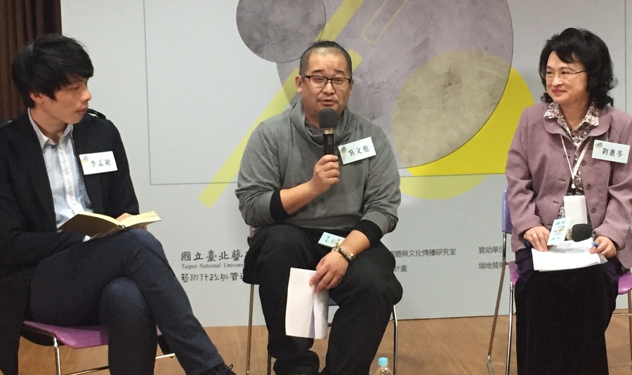 歡樂魔法劇團團長吳文堯(中)說,專任演員參加80場演出,年薪才能勉強擠進24萬的「繳稅標準」。(photo by許嘉琪/台灣醒報)