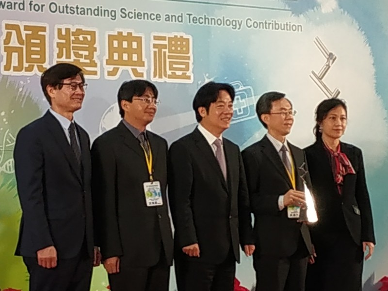 行政院25日頒發傑出科技貢獻獎,表揚在材料工程及疾病研究上有所貢獻的洪煥毅(左二)及吳漢忠(右二)。(photo by 張朝瑋/台灣醒報)