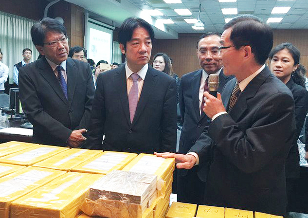 行政院長賴清德26日赴屏東出席記者會,鼓勵破獲60億元海洛因走私有功人士。(行政院提供)