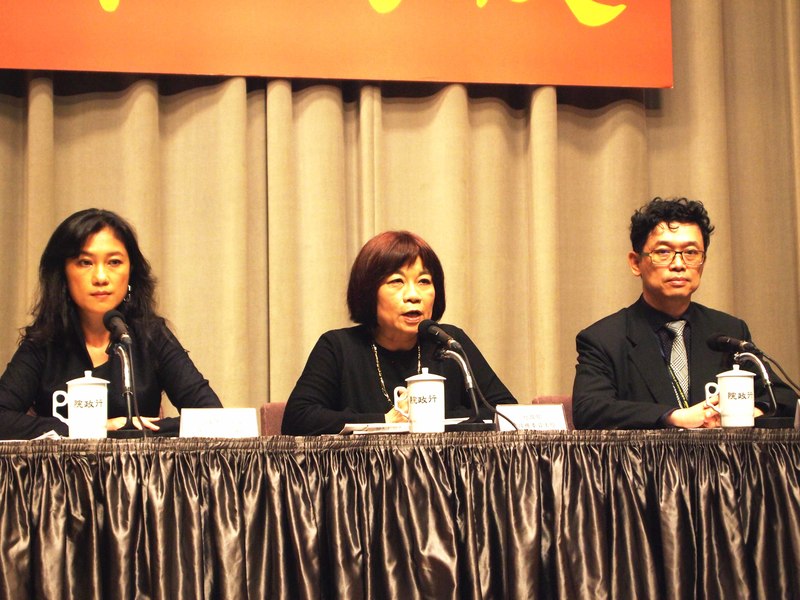 國發會主委陳美伶(中)27日於行政院院會後記者會上說明,推動智慧政府規劃,2020年全面換發數位身分識別證的具體內容。(photo by 李牧權/台灣醒報)